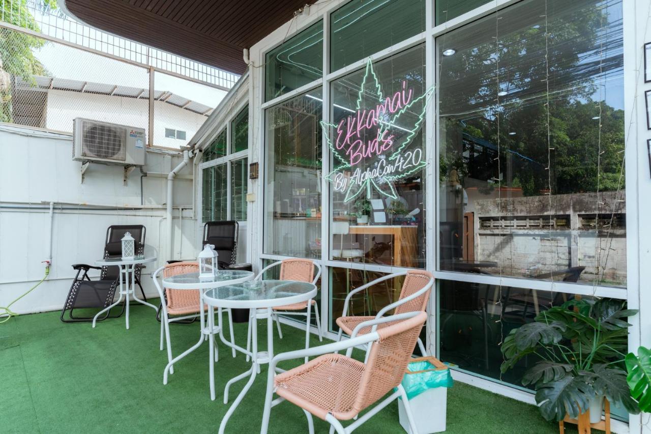 420 Hostel - Ekkamai Buds & Beds Bangkok Ngoại thất bức ảnh