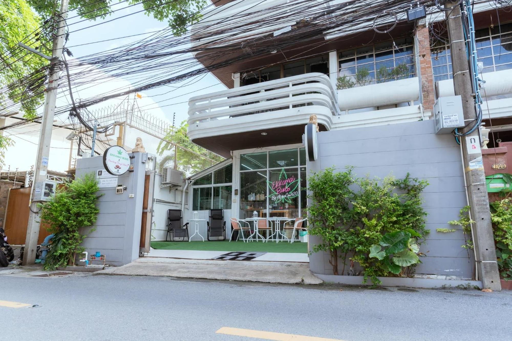 420 Hostel - Ekkamai Buds & Beds Bangkok Ngoại thất bức ảnh